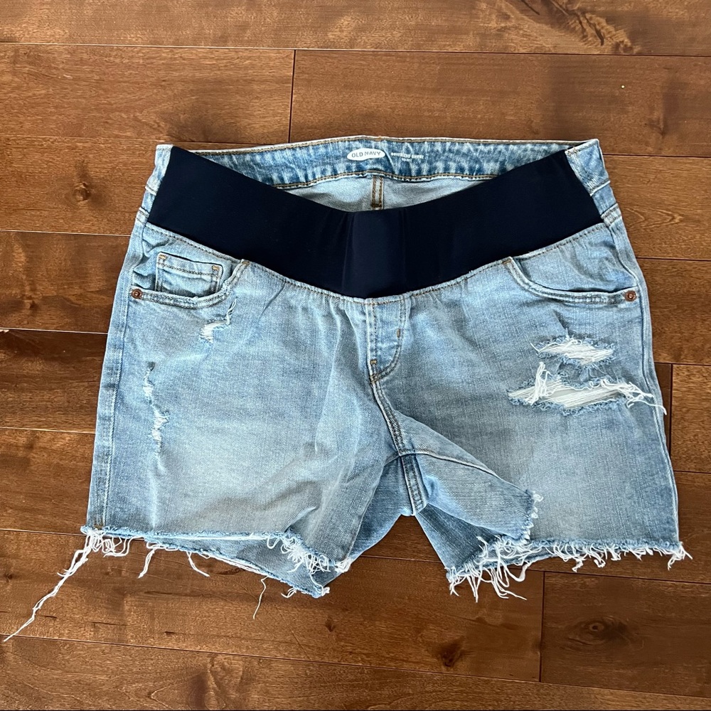 Old Navy Maternity Ripped Boyfriend Jean Cut-Off Shorts Light Wash - Medium 8
